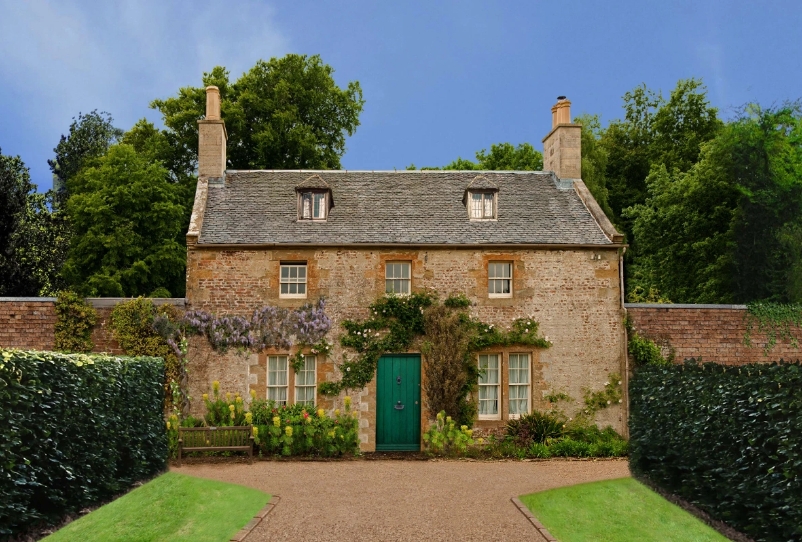 Leicht bewachsenes Haus im britischen Stil